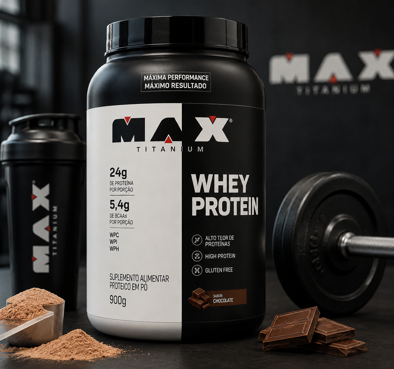 Pote de Whey Protein Max Titanium sabor chocolate ao lado de halteres, shaker e chocolate, representando suplementação esportiva para ganho de massa muscular.