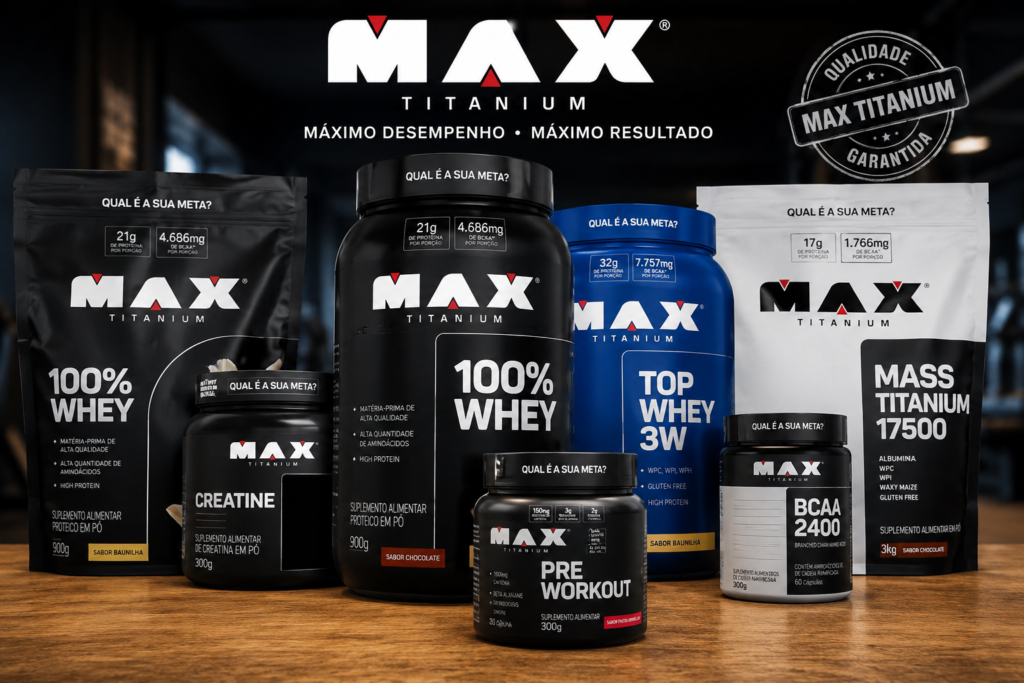 Produtos Whey Protein da Max Titanium organizados ao lado de acessórios de academia, representando suplementação esportiva para hipertrofia, recuperação muscular e pós-treino.